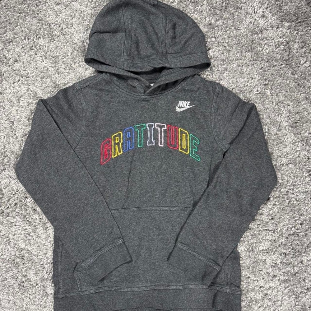 Nike Gratitude Embroidered Multicolor Logo Gray Pullover Hoodie, Size YouthLarge